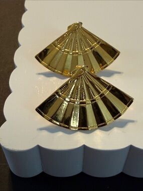 Vintage lightweight gold tone fan pierced earrings unbranded.